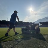 Les équipes de la ville de Sion aux petits soins pour préparer la pelouse de Tourbillon